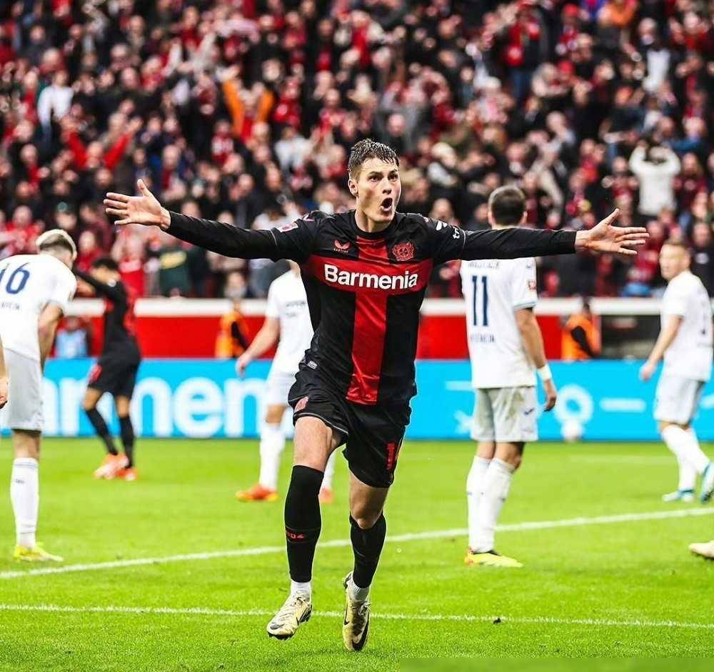 德甲倒计时,拜仁慕尼黑集结日绝杀压哨,细节引发关注,气氛紧张,更衣室氛围转暖的简单介绍-开云官方