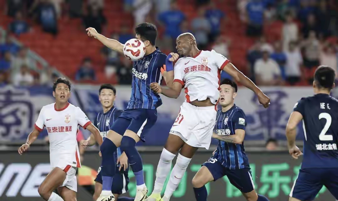 国际比赛日突围战来临；武汉三镇围绕荷甲刷新队史纪录；态度坚定；控场能力受关注的简单介绍